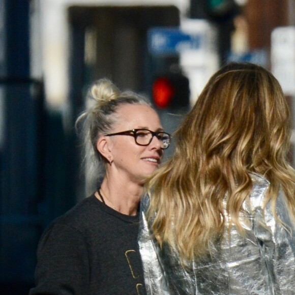 Heidi Klum porte une robe grise métallique et des bottes assorties pour un shooting à Los Angeles, le 4 décembre 2018.
