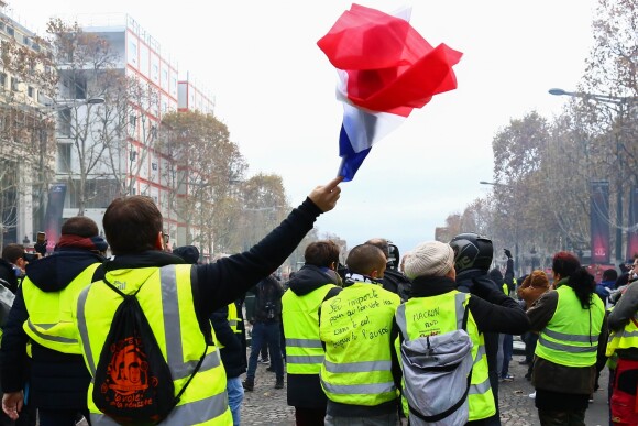 Manifestation du mouvement des gilets jaunes sur les Champs-Élysées, Paris, le 24 novembre 2018. © Stéphane Lemouton / Bestimage