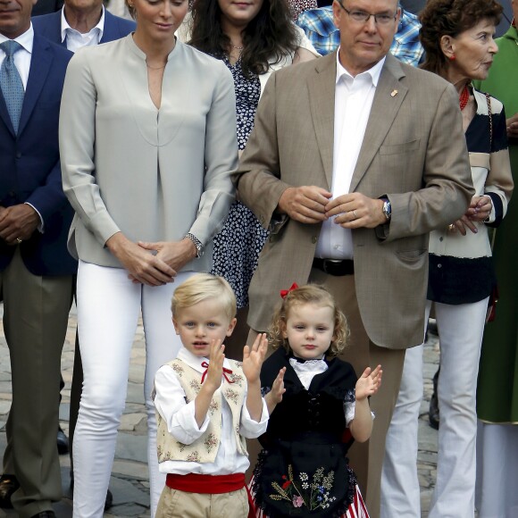 Jean Leonard de Massy, la princesse Charlène de Monaco avec le prince Jacques de Monaco, Mélanie de Massy, le prince Albert II de Monaco avec la princesse Gabriella de Monaco, la baronne Elisabeth Ann de Massy - Traditionnel Pique-nique des Monégasques dans les jardins du parc Princesse Antoinette à Monaco, le 31 août 2018. La famille a assisté à une danse folklorique animée par le groupe "La Paladienne". © Jean-François Ottonello / Nice Matin / Bestimage