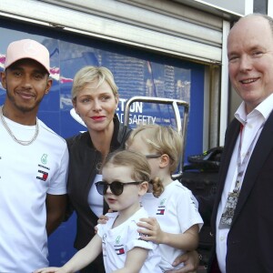 Exclusif - Lewis Hamilton, le prince Albert II de Monaco, la princesse Charlène de Monaco, le prince Jacques et la princesse Gabriella - Le prince Albert II de Monaco, la princesse Charlène et leurs 2 enfants visitent les paddocks du Grand Prix de Formule 1 de Monaco le 25 mai 2018.