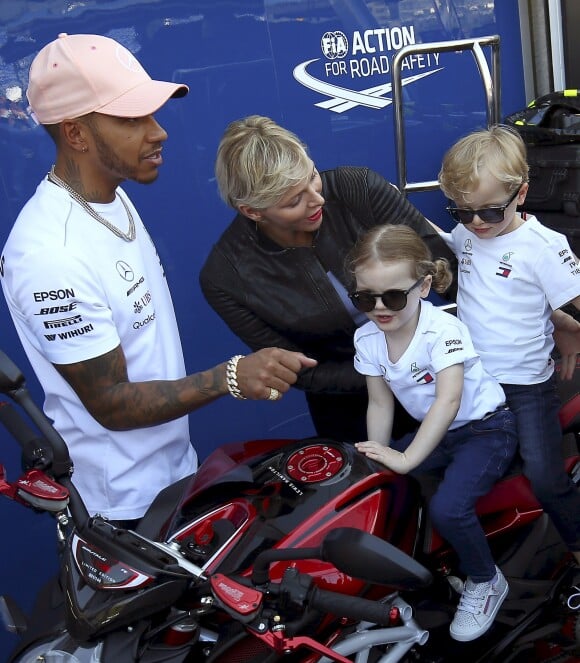 Exclusif - Lewis Hamilton, la princesse Charlène de Monaco, le prince Jacques et la princesse Gabriella - Le prince Albert II de Monaco, la princesse Charlène et leurs 2 enfants visitent les paddocks du Grand Prix de Formule 1 de Monaco le 25 mai 2018.