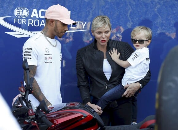 Exclusif - Lewis Hamilton, la princesse Charlène de Monaco et son fils le prince Jacques - Le prince Albert II de Monaco, la princesse Charlène et leurs 2 enfants visitent les paddocks du Grand Prix de Formule 1 de Monaco le 25 mai 2018.