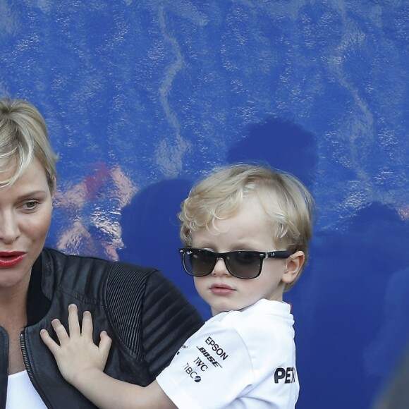 Exclusif - Lewis Hamilton, la princesse Charlène de Monaco et son fils le prince Jacques - Le prince Albert II de Monaco, la princesse Charlène et leurs 2 enfants visitent les paddocks du Grand Prix de Formule 1 de Monaco le 25 mai 2018.