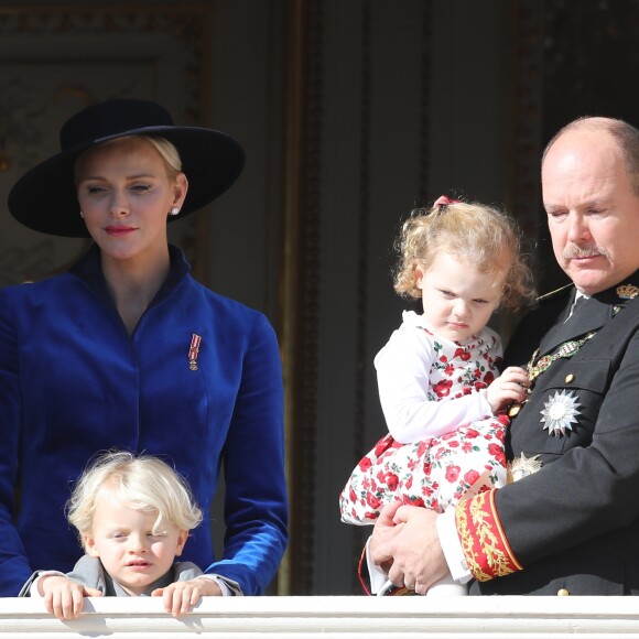 Le prince Jacques de Monaco, marquis des Baux, la princesse Charlène de Monaco, la princesse Gabriella de Monaco, comtesse de Carladès et le prince Albert II de Monaco - La famille princière de Monaco au balcon du palais lors de la fête nationale monégasque, à Monaco, le 19 novembre 2017. © Dominique Jacovides/Bestimage