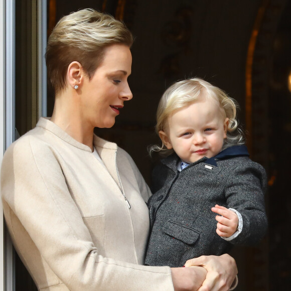 La princesse Charlène de Monaco et son fils, le prince Jacques au balcon du palais princier lors de la procession de la Sainte Dévote à Monaco. Le 27 janvier 2017. © Olivier Huitel / Pool restreint Monaco / Bestimage