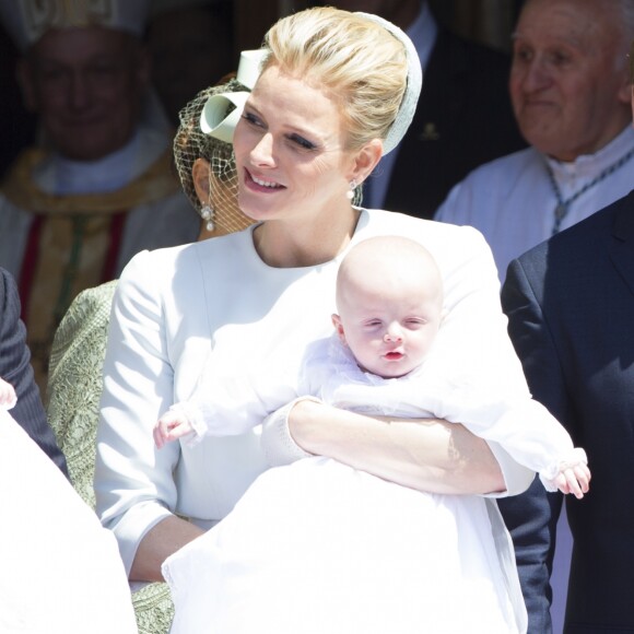 Le prince Albert II de Monaco avec la princesse Gabriella, la princesse Charlène de Monaco avec le prince Jacques - Baptême des enfants princiers de LL.AA.SS. le prince Albert II de Monaco et la princesse Charlène, S.A.S. le prince héréditaire Jacques et S.A.S. la princesse Gabriella en la Cathédrale de Monaco en présence des membres de la famille princière et de la famille Wittstock. Monaco le 10 mai 2015.