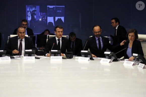 Le président de la République française Emmanuel Macron à la sortie de la réunion de crise avec le Premier ministre Edouard Philippe, le secrétaire d'État auprès du ministre de l'Intérieur Laurent Nuñez, et le directeur de cabinet du ministre de l'Intérieur Stéphane Bouillon au ministère de l'Intérieur à l'hôtel Beauvau à Paris, France, le 12 décembre 2018 (peu après minuit), après une attaque terroriste meurtrière sur le marché de Noël à Strasbourg. Selon le dernier rapport, deux personnes sont mortes et 11 personnes ont été blessées. Le tireur serait en fuite et le motif de l'attaque n'est toujours pas clair. © Etienne Laurent/Pool/Bestimage