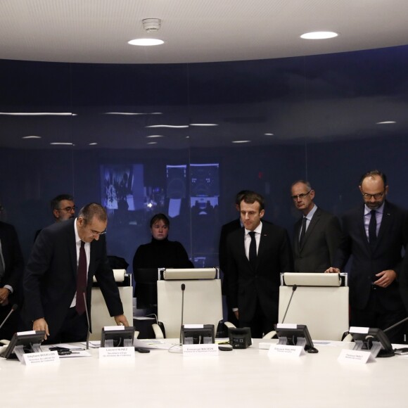 Le président de la République française Emmanuel Macron à la sortie de la réunion de crise avec le Premier ministre Edouard Philippe, le secrétaire d'État auprès du ministre de l'Intérieur Laurent Nuñez, et le directeur de cabinet du ministre de l'Intérieur Stéphane Bouillon au ministère de l'Intérieur à l'hôtel Beauvau à Paris, France, le 12 décembre 2018 (peu après minuit), après une attaque terroriste meurtrière sur le marché de Noël à Strasbourg. Selon le dernier rapport, deux personnes sont mortes et 11 personnes ont été blessées. Le tireur serait en fuite et le motif de l'attaque n'est toujours pas clair. © Etienne Laurent/Pool/Bestimage