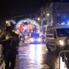 Les secours et la police s'organisent après une fusillade dans le centre ville de Strasbourg le 11 décembre 2018. Au moins deux morts et 12 blessés après des coups de feu tirés dans le centre-ville, le parquet antiterroriste est saisi. L'auteur des faits est identifié et activement recherché, précise la préfecture de la région Grand Est. Un homme a ouvert le feu dans le centre-ville de Strasbourg, rue des Orfèvres, à proximité des marchés de Noël, mardi 11 décembre vers 20 heures. Le bilan provisoire est de deux morts et de 12 blessés, dont six graves. Une arme automatique et une arme blanche ont été utilisées par le tireur, qui a été identifié et qui est toujours recherché. Il a pris la fuite en voiture. Il a braqué un chauffeur de taxi qui est sain et sauf. Le chauffeur de taxi affirme que le suspect est blessé. © Elyxandro Cegarra / Bestimage