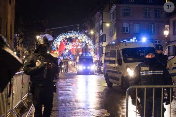 Les secours et la police s'organisent après une fusillade dans le centre ville de Strasbourg le 11 décembre 2018. Au moins deux morts et 12 blessés après des coups de feu tirés dans le centre-ville, le parquet antiterroriste est saisi. L'auteur des faits est identifié et activement recherché, précise la préfecture de la région Grand Est. Un homme a ouvert le feu dans le centre-ville de Strasbourg, rue des Orfèvres, à proximité des marchés de Noël, mardi 11 décembre vers 20 heures. Le bilan provisoire est de deux morts et de 12 blessés, dont six graves. Une arme automatique et une arme blanche ont été utilisées par le tireur, qui a été identifié et qui est toujours recherché. Il a pris la fuite en voiture. Il a braqué un chauffeur de taxi qui est sain et sauf. Le chauffeur de taxi affirme que le suspect est blessé. © Elyxandro Cegarra / Bestimage
