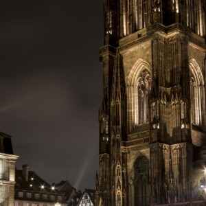 Les secours et la police s'organisent après une fusillade dans le centre ville de Strasbourg le 11 décembre 2018. Au moins deux morts et 12 blessés après des coups de feu tirés dans le centre-ville, le parquet antiterroriste est saisi. L'auteur des faits est identifié et activement recherché, précise la préfecture de la région Grand Est. Un homme a ouvert le feu dans le centre-ville de Strasbourg, rue des Orfèvres, à proximité des marchés de Noël, mardi 11 décembre vers 20 heures. Le bilan provisoire est de deux morts et de 12 blessés, dont six graves. Une arme automatique et une arme blanche ont été utilisées par le tireur, qui a été identifié et qui est toujours recherché. Il a pris la fuite en voiture. Il a braqué un chauffeur de taxi qui est sain et sauf. Le chauffeur de taxi affirme que le suspect est blessé. © Elyxandro Cegarra / Bestimage