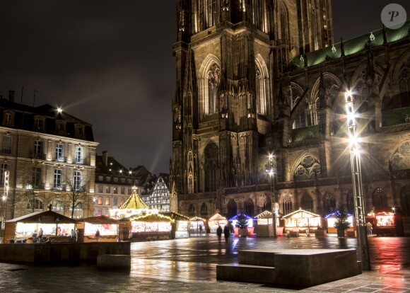 Les secours et la police s'organisent après une fusillade dans le centre ville de Strasbourg le 11 décembre 2018. Au moins deux morts et 12 blessés après des coups de feu tirés dans le centre-ville, le parquet antiterroriste est saisi. L'auteur des faits est identifié et activement recherché, précise la préfecture de la région Grand Est. Un homme a ouvert le feu dans le centre-ville de Strasbourg, rue des Orfèvres, à proximité des marchés de Noël, mardi 11 décembre vers 20 heures. Le bilan provisoire est de deux morts et de 12 blessés, dont six graves. Une arme automatique et une arme blanche ont été utilisées par le tireur, qui a été identifié et qui est toujours recherché. Il a pris la fuite en voiture. Il a braqué un chauffeur de taxi qui est sain et sauf. Le chauffeur de taxi affirme que le suspect est blessé. © Elyxandro Cegarra / Bestimage