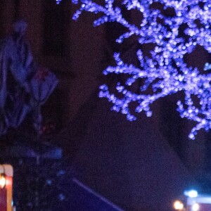 Les secours et la police s'organisent après une fusillade dans le centre ville de Strasbourg le 11 décembre 2018. Au moins deux morts et 12 blessés après des coups de feu tirés dans le centre-ville, le parquet antiterroriste est saisi. L'auteur des faits est identifié et activement recherché, précise la préfecture de la région Grand Est. Un homme a ouvert le feu dans le centre-ville de Strasbourg, rue des Orfèvres, à proximité des marchés de Noël, mardi 11 décembre vers 20 heures. Le bilan provisoire est de deux morts et de 12 blessés, dont six graves. Une arme automatique et une arme blanche ont été utilisées par le tireur, qui a été identifié et qui est toujours recherché. Il a pris la fuite en voiture. Il a braqué un chauffeur de taxi qui est sain et sauf. Le chauffeur de taxi affirme que le suspect est blessé. © Elyxandro Cegarra / Bestimage