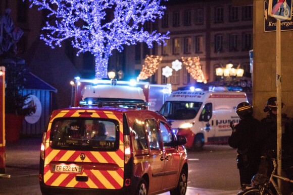 Les secours et la police s'organisent après une fusillade dans le centre ville de Strasbourg le 11 décembre 2018. Au moins deux morts et 12 blessés après des coups de feu tirés dans le centre-ville, le parquet antiterroriste est saisi. L'auteur des faits est identifié et activement recherché, précise la préfecture de la région Grand Est. Un homme a ouvert le feu dans le centre-ville de Strasbourg, rue des Orfèvres, à proximité des marchés de Noël, mardi 11 décembre vers 20 heures. Le bilan provisoire est de deux morts et de 12 blessés, dont six graves. Une arme automatique et une arme blanche ont été utilisées par le tireur, qui a été identifié et qui est toujours recherché. Il a pris la fuite en voiture. Il a braqué un chauffeur de taxi qui est sain et sauf. Le chauffeur de taxi affirme que le suspect est blessé. © Elyxandro Cegarra / Bestimage