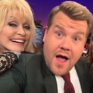 Jennifer Aniston, Dolly Parton, James Corden sur le plateau du "Late Late Show" le 7 décembre 2018.