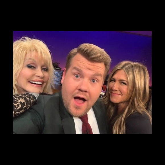 Jennifer Aniston, Dolly Parton, James Corden sur le plateau du "Late Late Show" le 7 décembre 2018.