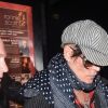 Johnny Depp quitte le bar Ronnie Scotts à Soho en train de fumer un cigarello après le concert de Ronnie Wood à Londres le 15 novembre 2018.
