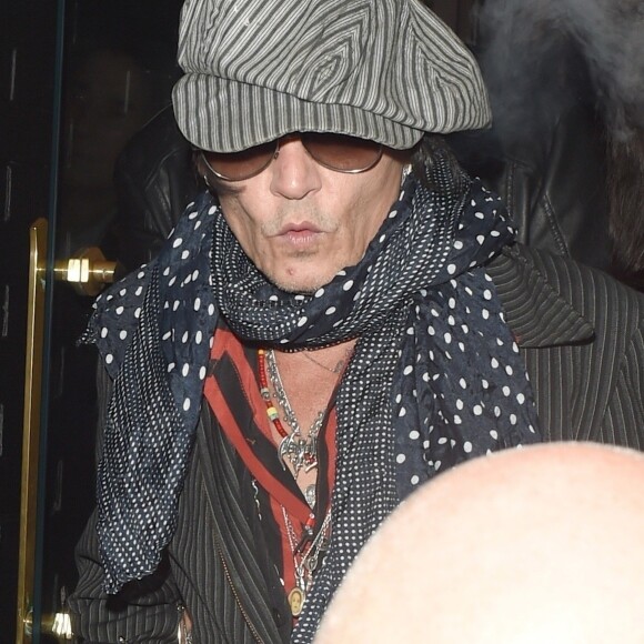 Johnny Depp quitte le bar Ronnie Scotts à Soho en train de fumer un cigarello après le concert de Ronnie Wood à Londres le 15 novembre 2018.