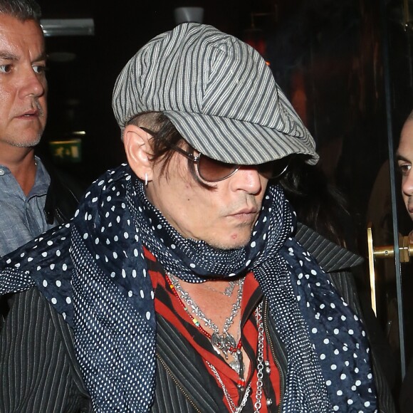 Johnny Depp quitte le bar Ronnie Scotts à Soho en train de fumer un cigarello après le concert de Ronnie Wood à Londres le 15 novembre 2018.