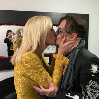 Johnny Depp : Son baiser fougueux avec une blonde embrase la Toile !
