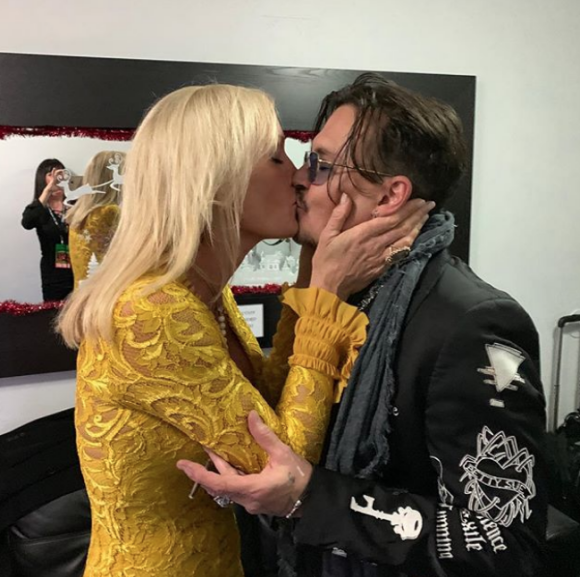 Johnny Depp embrasse Letitia Frye, une amie proche
