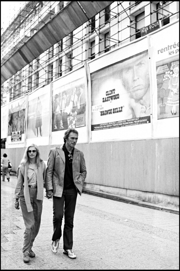 Clint Eastwood et Sondra Locke à Paris en 1980.