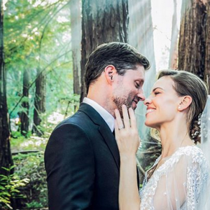 Hilary Swank (en Elie Saab Haute Couture) et Philip Schneider se sont mariés en pleine nature, dans une forêt californienne, le 18 août 2018 après deux ans de romance.