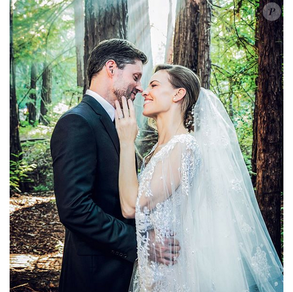 Hilary Swank (en Elie Saab Haute Couture) et Philip Schneider se sont mariés en pleine nature, dans une forêt californienne, le 18 août 2018 après deux ans de romance.