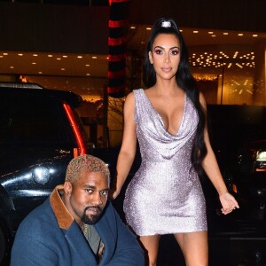 Kim Kardashian et son mari Kanye West arrivent à leur hôtel après avoir assisté au défilé de mode Versace à New York, le 2 décembre 2018.