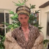 Sam Smith présente son look pour les fêtes de Noël 2018 !