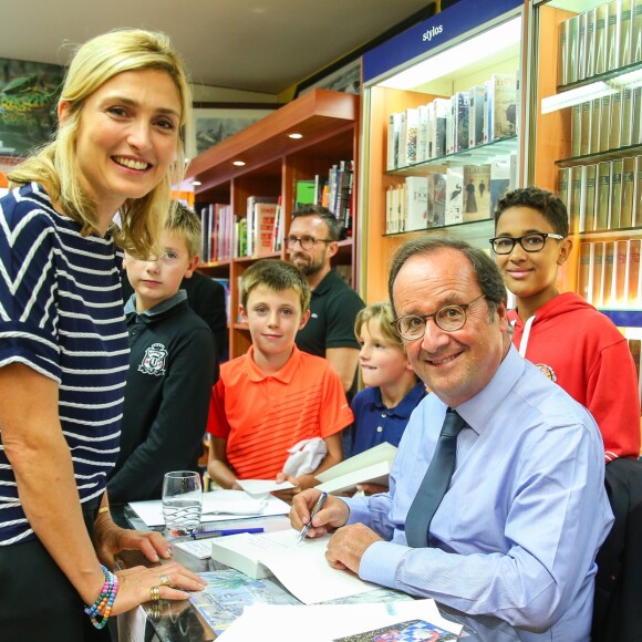 L'ancien président de la République François Hollande a dédicacé son livre "Les leçons du pouvoir" en compagnie de sa compagne Julie Gayet et de sa chienne Philae, à la libraire "OCEP- Place Média" à Octenville puis à "L'Encre Bleue" à Granville le 1er septembre 2018.