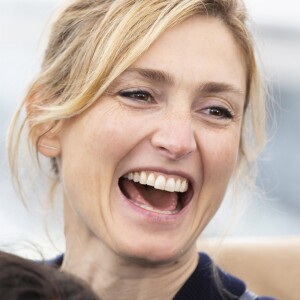 Julie Gayet lors du photocall du film "The State Against Mandela" au 71e Festival International du Film de Cannes, le 14 mai 2018.