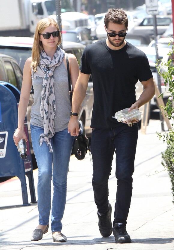 Exclusif - Joshua Bowman et sa compagne Emily VanCamp sont allés déjeuner dans un restaurant de Sushi à Los Feliz, le 29 mai 2015