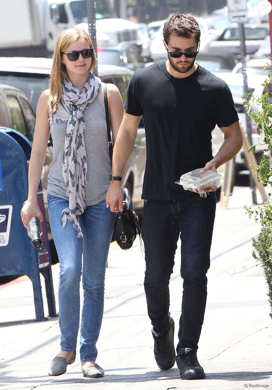 Exclusif - Joshua Bowman et sa compagne Emily VanCamp sont allés déjeuner dans un restaurant de Sushi à Los Feliz, le 29 mai 2015