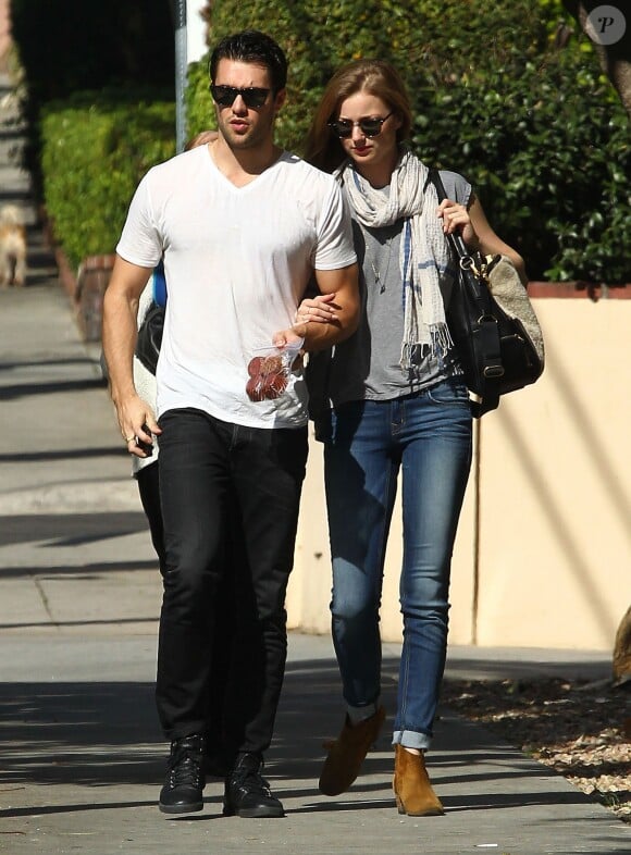 Exclusif - Emily VanCamp et son petit ami Joshua Bowman se rendent chez un ami à West Hollywoodle 13 février 2014.