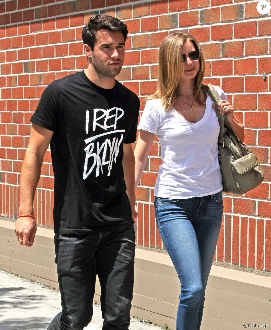 Exclusif - Joshua Bowman et sa petite amie Emily VanCamp se promènent main dans la main à Beverly Hills, le 8 mai 2014.