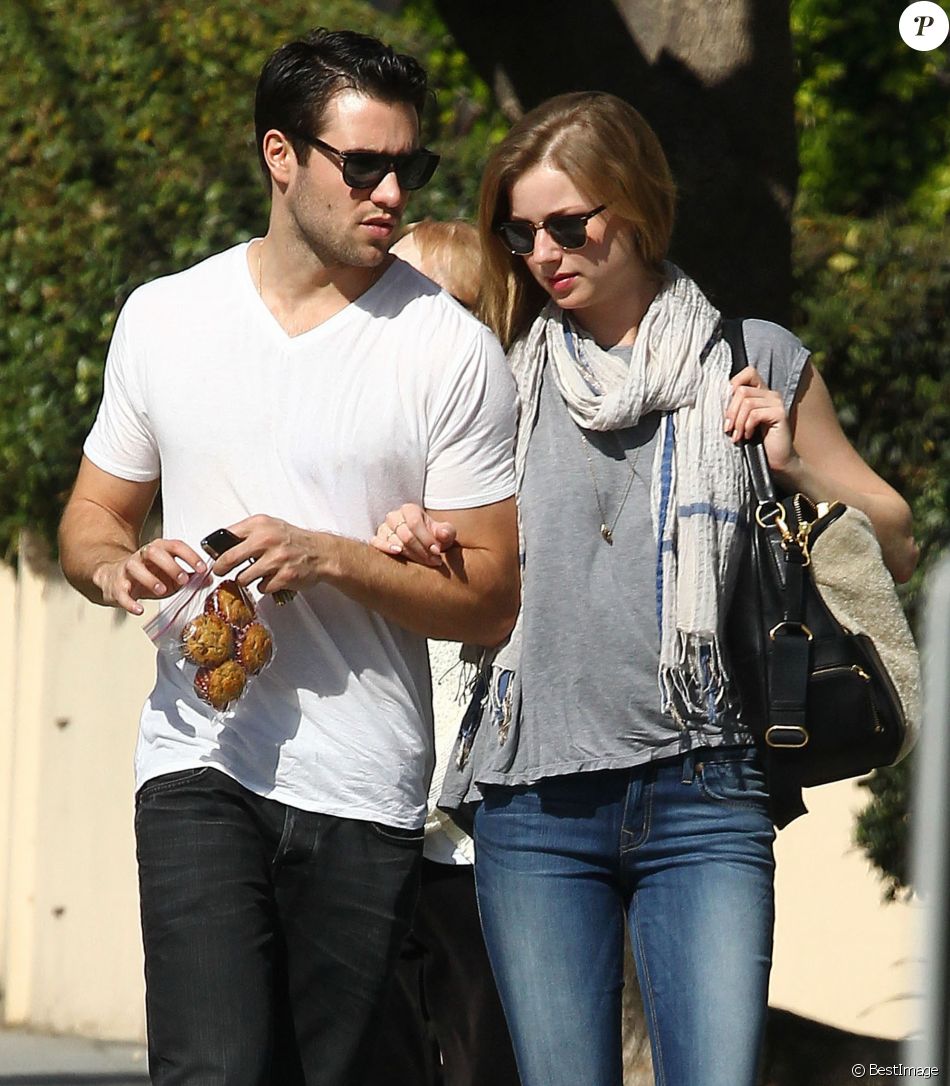 Exclusif - Emily VanCamp et son petit ami Joshua Bowman se rendent chez un ami à West Hollywood le 13 février 2014.