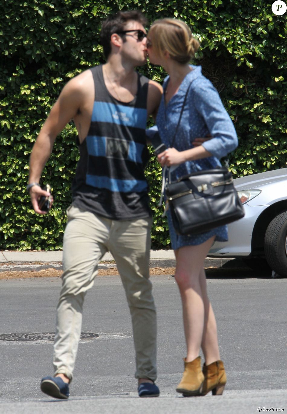 Exclusif - Emily VanCamp et Joshua Bowman à Hollywood, le 4 mai 2013