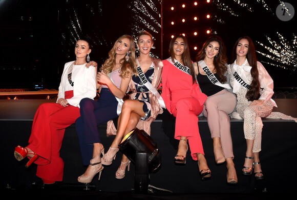 Zana Berisha (Kosovo), Angela Ponce (Espagne), Grainne Gallanagh (Irlande), Francesca Hung (Australie), Virginia Limongi (Equateur) et Jastina Doreen Riederer (Suisse) en répétition pour la finale de Miss Univers 2018 à l'Impact Arena à Bangkok. Le 15 décembre 2018.