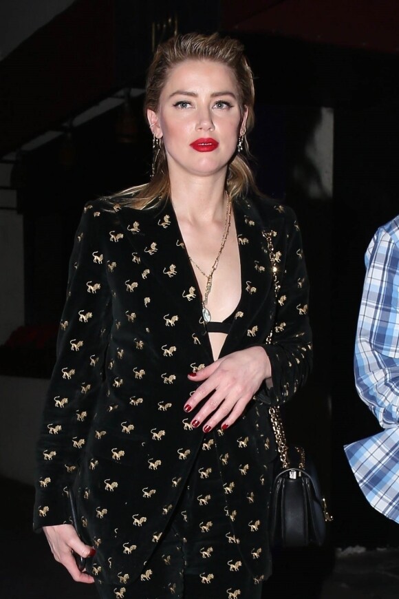 Exclusif - Amber Heard sort d'un restaurant à Beverly Hills le 18 décembre 2018. Elle porte un ensemble veste pantalon noir très sexy et décolleté sur un soutien gorge apparent noi