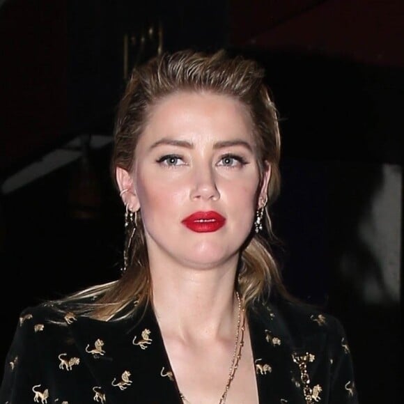 Exclusif - Amber Heard sort d'un restaurant à Beverly Hills le 18 décembre 2018. Elle porte un ensemble veste pantalon noir très sexy et décolleté sur un soutien gorge apparent noi