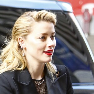 Amber Heard porte un haut qui laisse entrevoir sa poitrine lors de son arrivée au studio Sirius à New York le 3 décembre 2018.