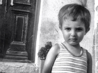 Nikos Aliagas se dévoile enfant pour la bonne cause : Son joli geste salué...