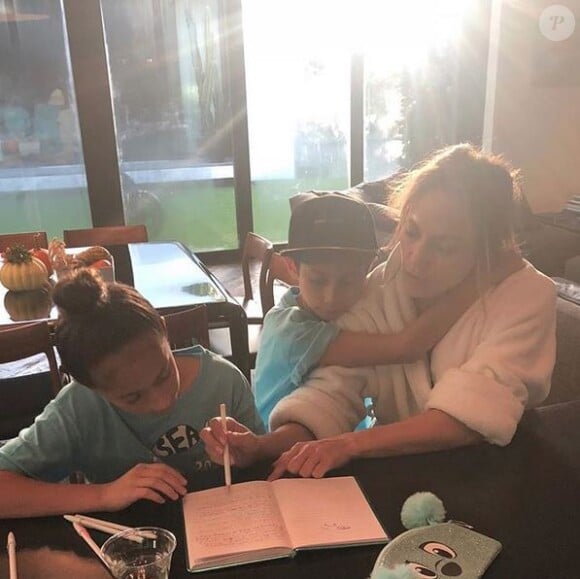 Jennifer Lopez et ses enfants Max et Emme. Novembre 2018.
