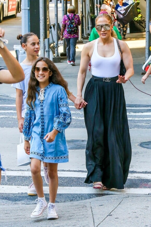 Jennifer Lopez fait du shopping avec sa fille Emme à New York, le 30 juin 2018.
