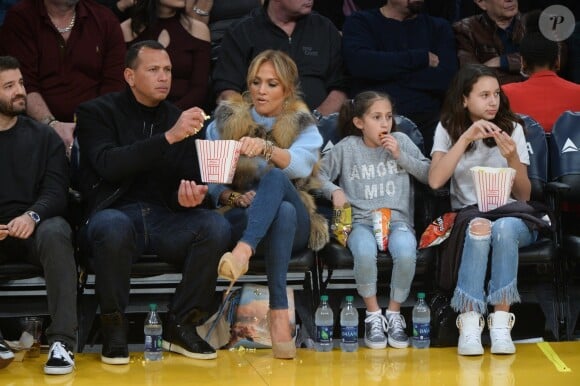 Alex Rodriguez et Jennifer Lopez assistent au match des Lakers avec leurs enfants respectifs. Los Angeles, le 5 janvier 2018.