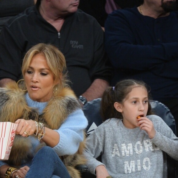 Alex Rodriguez et Jennifer Lopez assistent au match des Lakers avec leurs enfants respectifs. Los Angeles, le 5 janvier 2018.