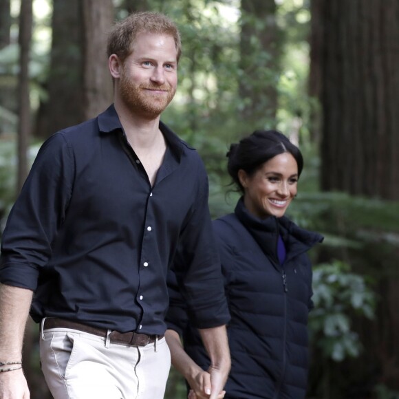 Le prince Harry, duc de Sussex et Meghan Markle, duchesse de Sussex (enceinte) visitent le site Redwoods Tree Walk à Rotorua, Nouvelle Zélande le 31 octobre 2018.