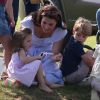 La duchesse Catherine de Cambridge et ses enfants le prince George et la princesse Charlotte de Cambridge au Beaufort Polo Club à Tetbury le 10 juin 2018.