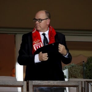 Le prince Albert II de Monaco était dépité par la nouvelle défaite de l'AS Monaco contre Guingamp lors de la 19ème journée de ligue 1 au stade Louis II de Monaco le 22 décembre 2018. © Franz Chavaroche/Nice Matin/Bestimage